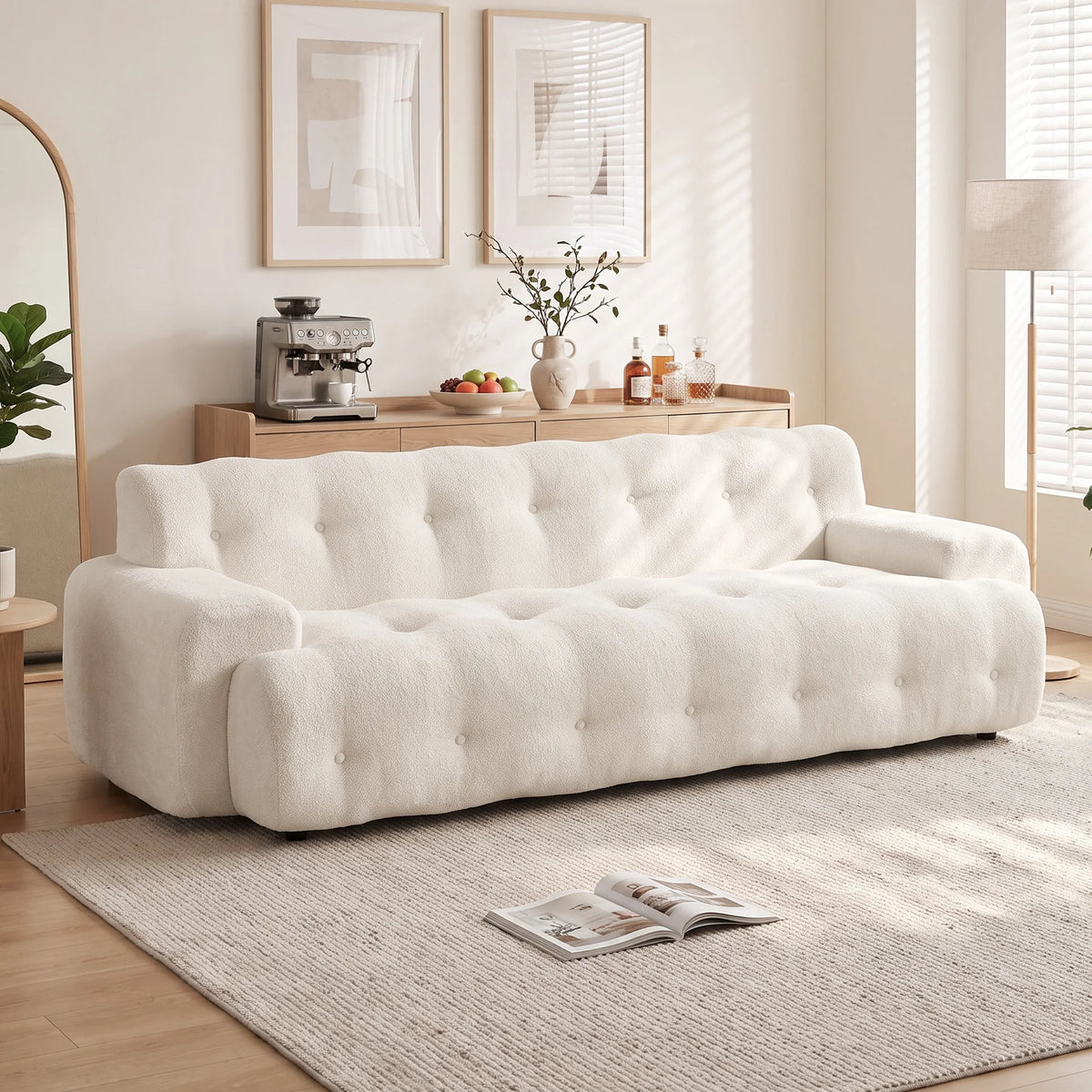 Canapé Cumulus nuage capitonné en chenille crème dans un salon lumineux