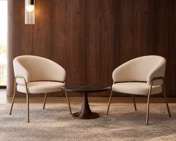 Chaises Opale devant un mur en noyer