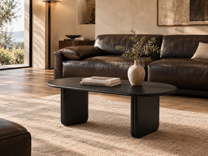 Table basse Ovalia noir mat dans un salon
