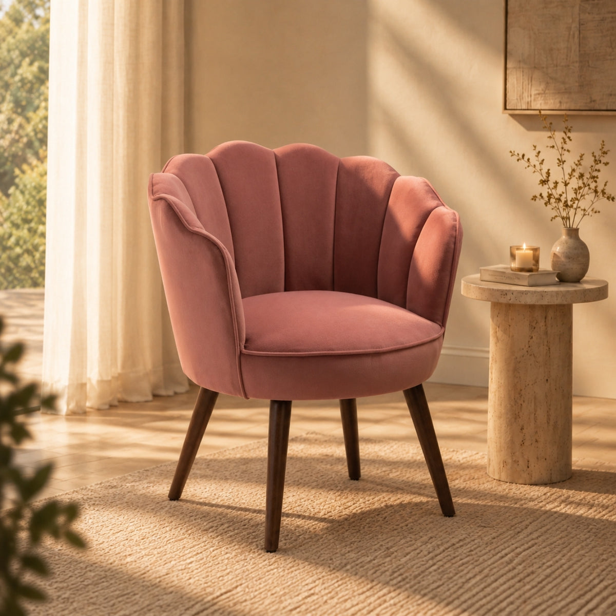 Fauteuil Coquille en velours rose poudré dans un salon
