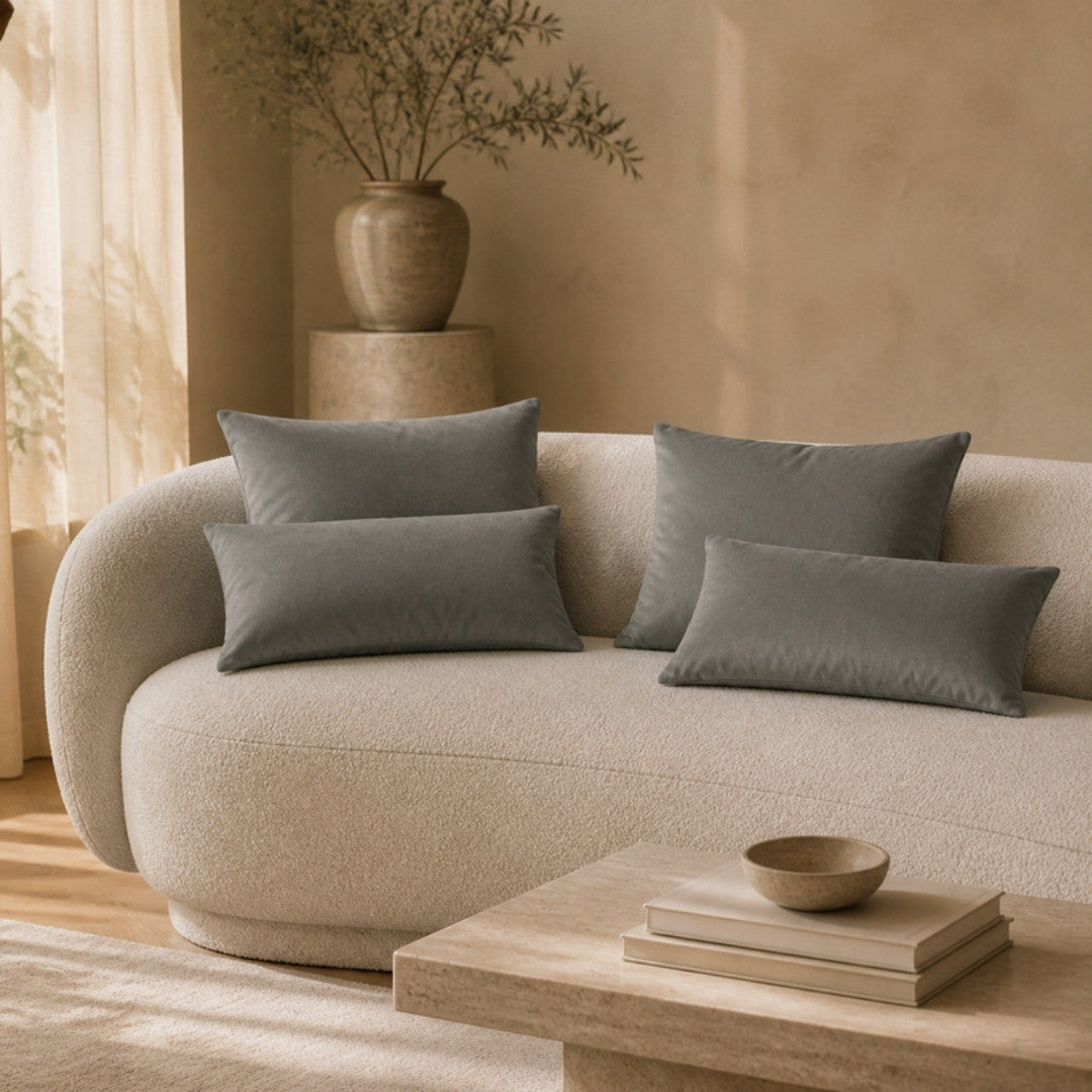 Coussins Velours gris perle sur un canapé bouclette