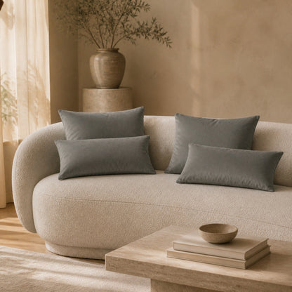 Coussins Velours gris perle sur un canapé bouclette