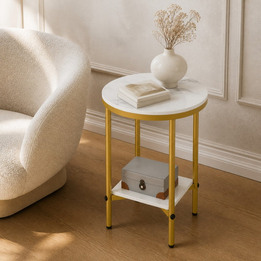 Table d'appoint Lumière près d'un fauteuil bouclette