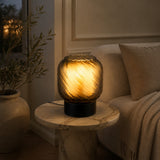 Lampe Brume allumée sur une table d'appoint