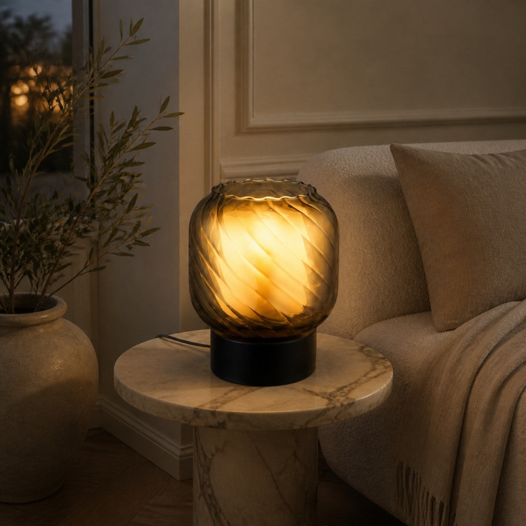 Lampe Brume allumée sur une table d'appoint