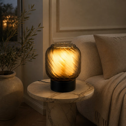 Lampe Brume allumée sur une table d'appoint