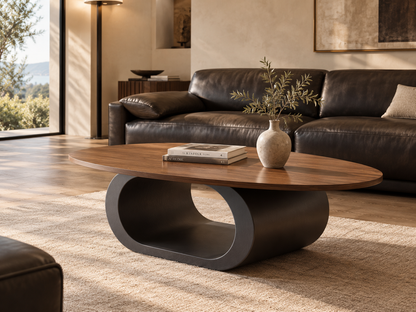 Table basse ovale plateau noyer et base noire dans un salon