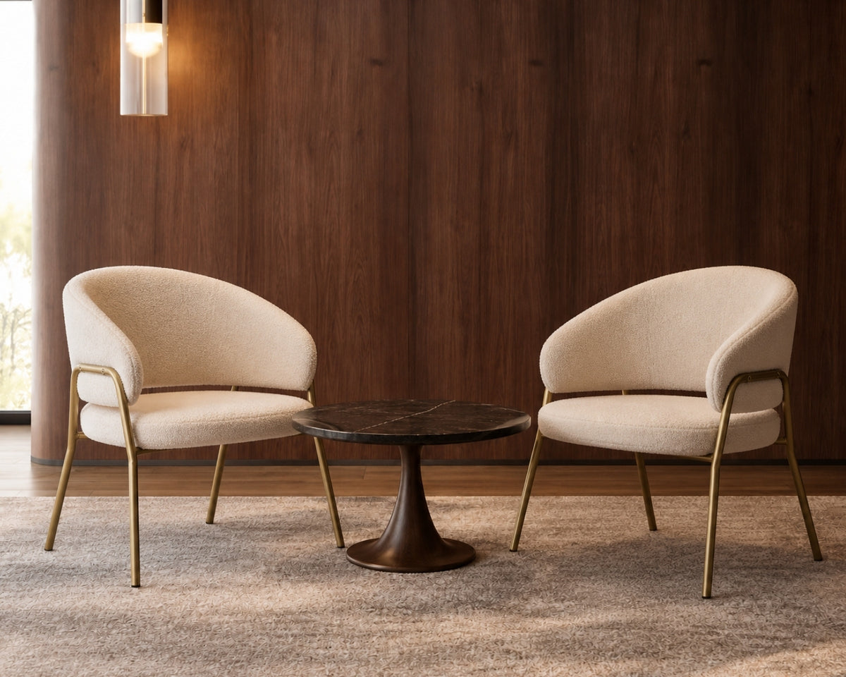 Chaises Opale devant un mur en noyer